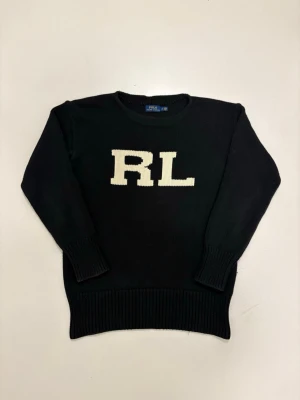 Stickad Ralph lauren tröja - Svart stickad Polo Ralph Lauren tröja //  Storlek S //  Mycket bra skick //  Skriv vid minsta fråga eller fundering🤝