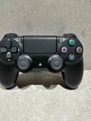 Svart PlayStation 4 DualShock handkontroll, fungerar bara i ps4 slim. - Säljer en svart DualShock 4 handkontroll till PlayStation 4. 