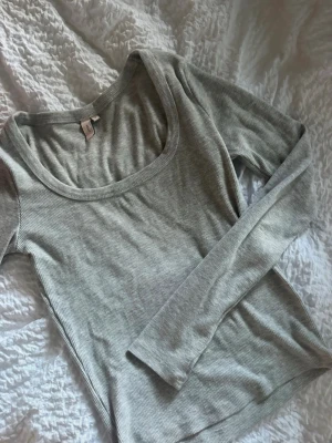 Nelly - Långärmad topp - Nelly  Långärmad topp Grå Stl. S Knappt använd  Fint skick!!
