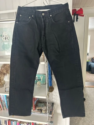 Svarta raka jeans från Sandro - Säljer nu detta par Jeans från Sandra som jag själv skulle säga är mer som storlek W32L32. Säljer få de inte kommer till användning. De är mycket sparsamt använda och inga tecken på slitage. Det är ett par straight fit jeans.