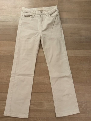 Jeanerica jeans  - Jeanerica vita jeans, endast använda 1 gång. De har en liten boot cut🤍 stl 27 längd 32. Jag är en 36 vanligtvis och 170 cm lång. 