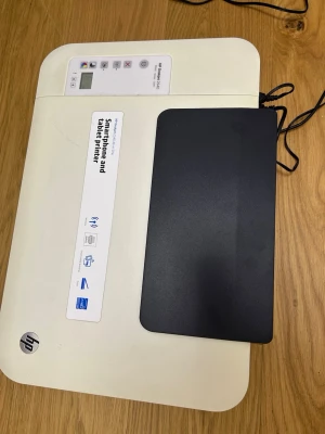 HP DeskJet 2540 skrivare - HP DeskJet 2540 är en vit och svart multifunktionsskrivare med trådlös anslutning. Den funkar för både smartphone och surfplatta och har en kompakt, rektangulär design. Skrivaren är tillverkad i plast och har tydliga knappar och display på ovansidan.