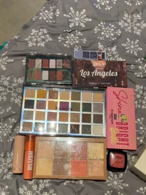 Stor ögonskuggspalett från Lindex - Ett kit med blandade saker. Både dyrare och billigare märken. Går att köpa separat också.