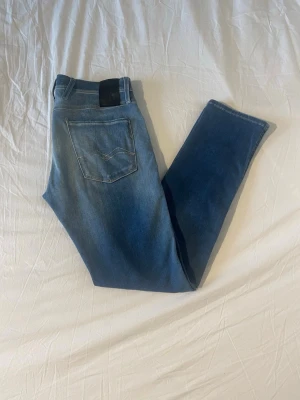 Replay anbass  - Säljer ett par riktigt snygga Replay anbass i väldigt bra skick! Storlek: W32 L32. Hör av dig vid minsta fundering