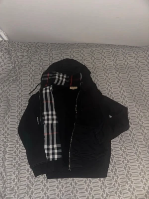 Bb hoodie - Säljer en svart Burberry hoodie, som har många detaljer. Den är väldigt skön och gör dig varm om du känner dig kall. Om du vill diskutera pris eller få mer detaljer på hoodien är det bara att skriva.