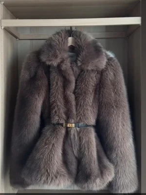 Monki peplum jacka  - Den virala peplum fuskpälsjacka från Monki som är helt slutsåld.Aldrig använd fortfarande i kartong med prislapp på.