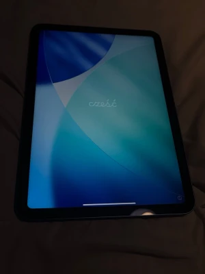 Apple iPad 10.9" (64GB 2022) 10th generation  -  (Kan byta mot ps5) Snygg blå iPad som jag fick för 5 månader sedan, tappade en gång men det va inte en stor skada 