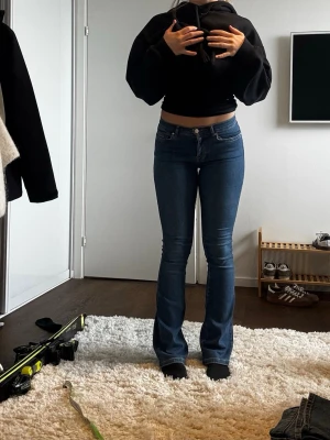 Jeans  - Säljer dessa snygga bootcut från bok bok, storlek xs men väldigt stretchiga så passar 36, väldigt bra skick! 