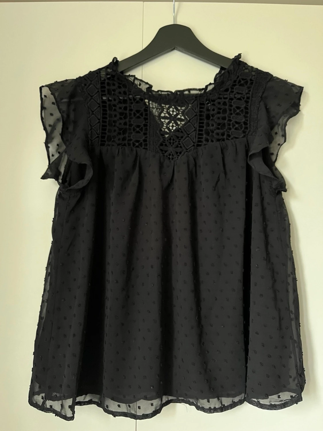 Svart blus med spets och volang