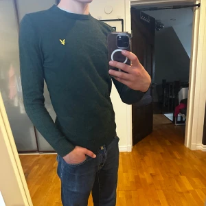 Mörkgrön Lyle Scott tröja - • Nu säljs en långärmad tröja från Lyle scott 👕 • Storleken är Smal 📏 • Nypris är ca 800kr men säljs för 149kr !🤯 • Hör av dig vid minsta lilla fundering 🤔💭 • Kolla gärna in profilen för andra schyssta plagg som raffe skjortor, replay jeans, Jacob cohen jeans, Dondups och Lanvins 🤝🤝