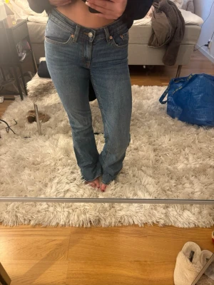 Blåa bootcut jeans - Lågmidjade bootcut jeans från lager 157, aldrig använda, storlek xxs full length 