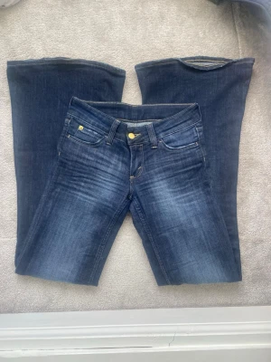 Skitsnygga mörkblå jeans från Cheap Monday  - Säljer snygga mörkblå jeans från Cheap Monday som knappt är använda. Dem är i storlek 27/32. Skriv om ni vill ha fler bilder eller funderar över något!💗💗