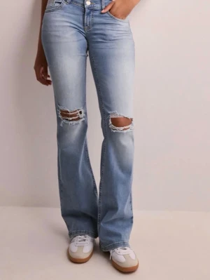 Nelly jeans  - Jätte snygga lowwaist botcut jeans💕💕