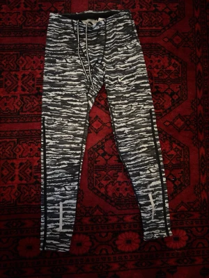 Idrotts byxor - Idrotts byxor som är helt nya och knappt använda. Storleken är M men passar perfekt för S