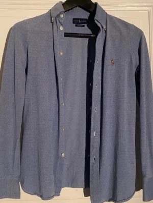Ralph Lauren skjorta - Snygg blå Ralph Lauren skjorta i storlek S, perfekt inför sommaren. Säljer för endast 250 då jag vill bli av med den 