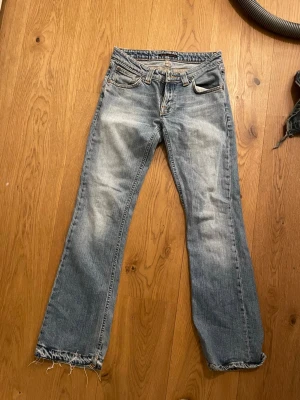 Lowwaist jeans - Jätte snygga jeans som inte kommer till användning längre. Midjemått rakt över är 34 och innerbenet är 76. Pris går att diskutera 