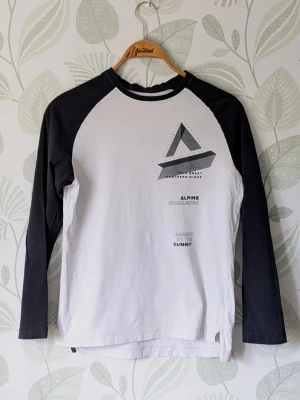 Långärmad Tshirt Cubus Storlek 158/164 - - I ok använt skick . Liten svag fläck finns det kan nog gå bort med Vanish/diskmedel, lite ljusare i kanter än ny, lite ojämn i söm på arm/sidor och lite tunnare känsla i tyg. - Jag kan ha missat någon miniskavank men jag har försökt att granska plagget så gott det går  🌿 Maila gärna vid funderingar. 🌿 Går att hämta i Umeå. 