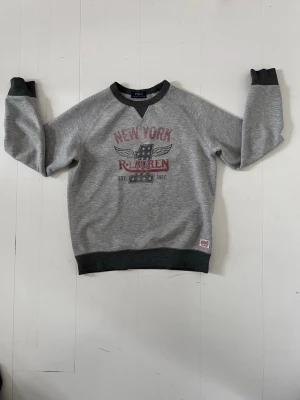 Grå sweatshirt från Polo Ralph Lauren - Grå sweatshirt från Polo Ralph Lauren. Skriv om du har funderingar vid storlek! 