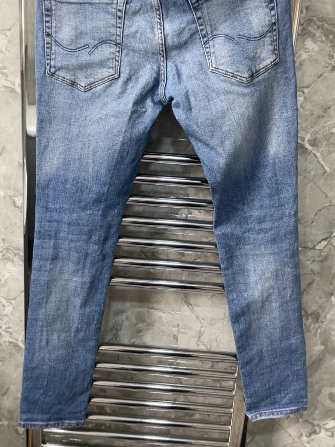 Ljusblå slitna skinny jeans - 1