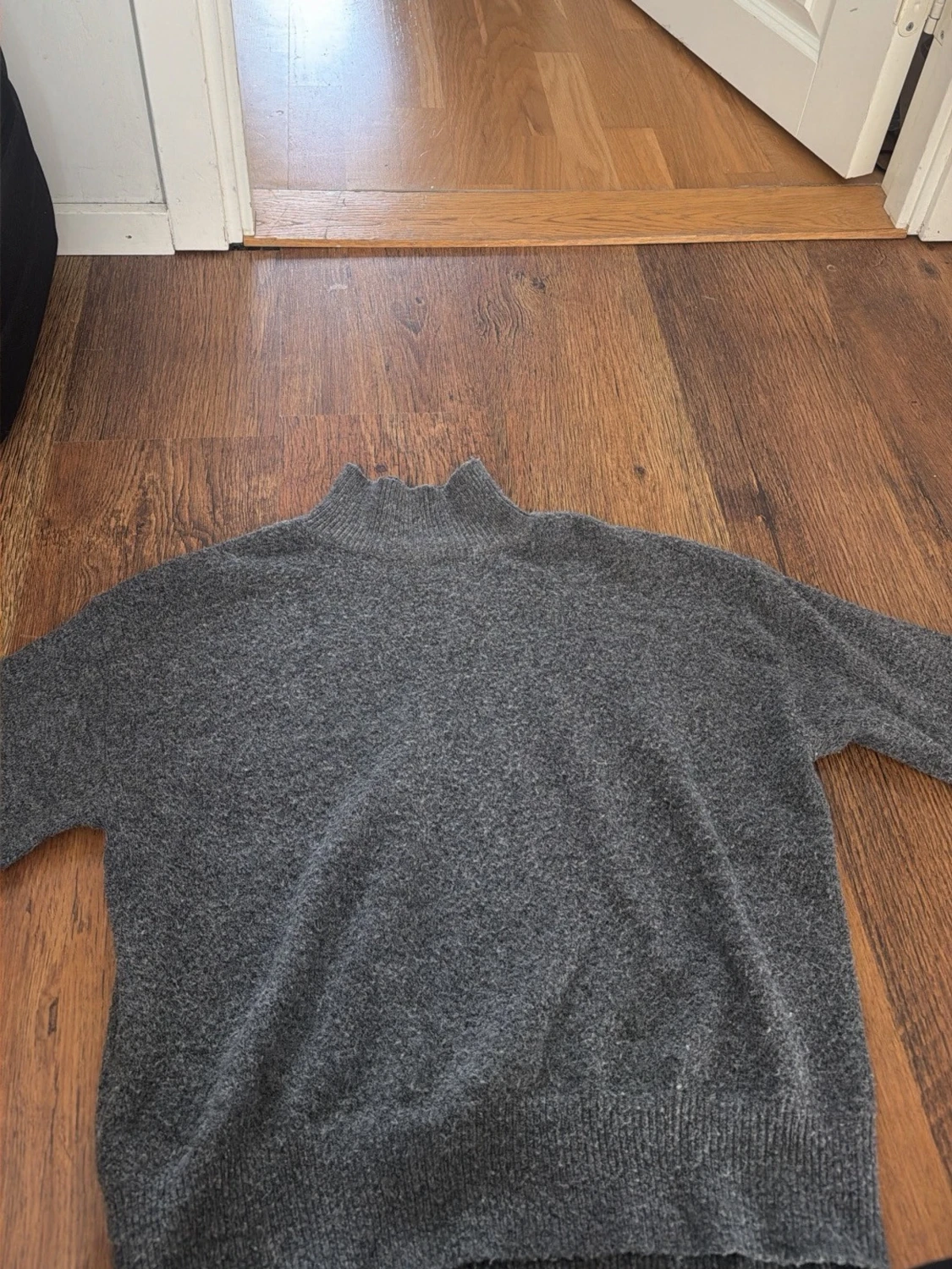 Grå stickad tröja med hög krage - 1