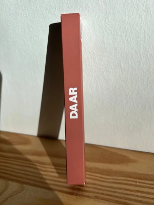 DAAR Cosmetics lip liner warm pink - Läppenna från DAAR i färgen warm pink. Nypris 149kr🌸
