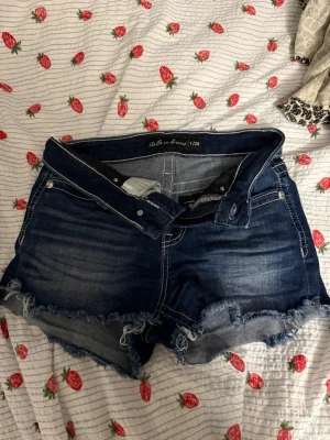 Mörkblå jeansshorts med broderi - miss me liknande shorts