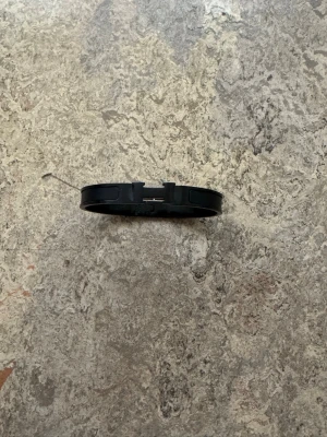 Svart armband  - Säljer ett H armband, helt svart. Priset är spikat, inga motbud. Säljer pga att den är liten på mig