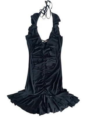 Klänning från Tally Weijl  - Svart miniklänning med halterneck-knytdetalj, volanger, rynkning framtill och silverdetalj 🤍Jag brukar ha strl XS/S och är 1,67 för referens 