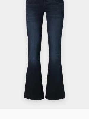 Mörkblå bootcut jeans från LTB - Säljer ett par mörkblå bootcut jeans med klassisk femficksdesign och låg midja. Jeansen har en snygg utsvängd passform och är tillverkade i stretchigt denim som ger en bekväm känsla. Perfekta för dig som gillar en retrostil. Snygga bootcut i modellen valerie och färgen cements wash, i storleken 25/32