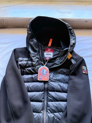 Svart hoodie-cardigan från Parajumpers - Personligen skulle jag säga det här är den bästa cardigan jag har sett. Matrialet är perfekt. Den passar mer storlek L skulle jag säga för cardigan bruka vara lite mindre. Jackan är oanvänd och skickad med taggar. 