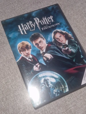 Harry Potter och Fenixorden DVD - Harry Potter och Fenixorden på DVD med svensk text. Det är den femte filmen i Harry Potter-serien. Perfekt för samlare eller filmkväll. Språk: Svenska, danska och engelska. Text: svenska, danska, engelska, finska och norska.