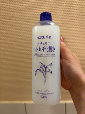 Hatomugi Skin Conditioner & Taft Hårspray - Säljer ett kit med Naturie Hatomugi Skin Conditioner (500ml) i genomskinlig plastflaska med blå text och illustration samt Taft Volume Hårspray från Schwarzkopf i grön metallflaska med svart och röd text. Perfekt för dig som vill boosta både hud och hår.