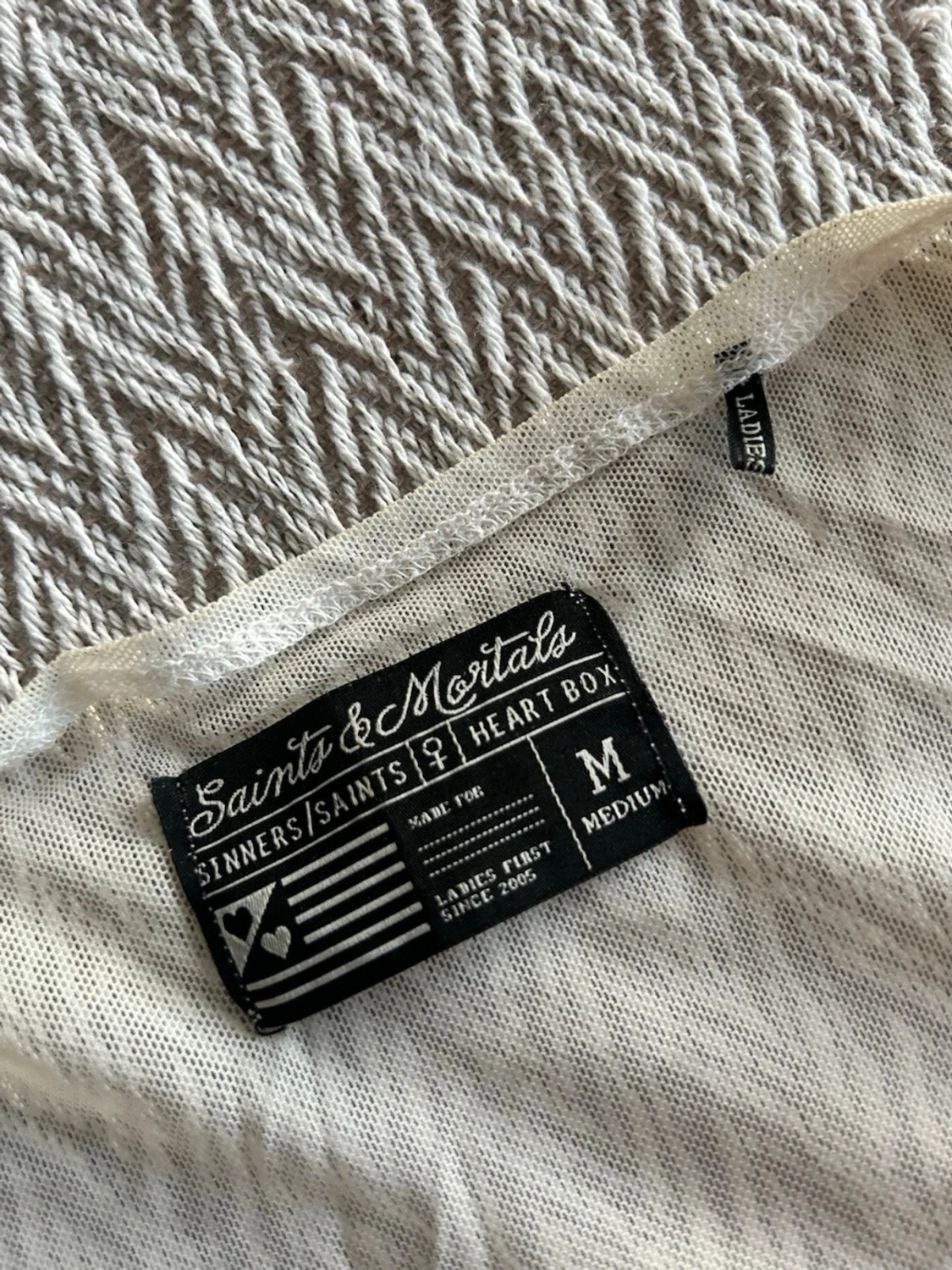Vit ärmlös blus med mönster - 2
