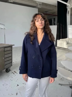 Design by si kappa - Säljer min kappa från design by si som är i bra skick, inga fel på den bara lite nopprig. Går att diskutera priset