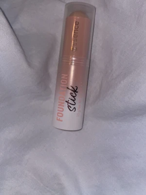 Essence Foundation Stick 130 - Foundation stick från Essence i nyansen 130. Stickformad och smidig att applicera, perfekt för att skapa en jämn och naturlig bas. Färgen är ljus beige och förpackningen är i plast med transparent lock. Enkel att ta med i väskan.