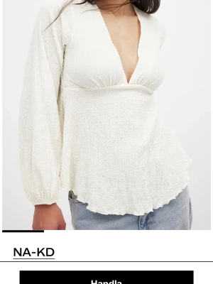 Vit blus med v-ringning från NA-KD - Säljer denna supersöta blusen från NA-KD med djup v-ringning och knytning i ryggen. Originalpris 499 och använd en gång. Hör gärna av dig vid frågor! 💗