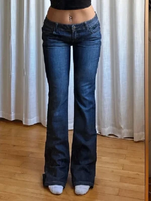 Bootcut jeans i mörkblå denim - Inerbenssöm:87 cm Midja: ca 39 cm