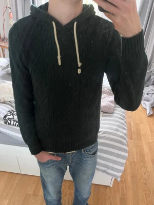 Mörkgrön stickad hoodie - Riktigt snygg mörkgrön stickad hoodie | Storlek S | Mycket fint skick✅|