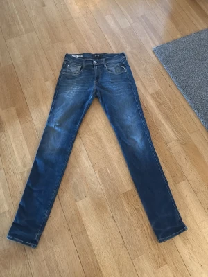 Replay anbass jeans  - Säljer dessa jeans då jag ej använder dem något mer de är väldigt fint Matrial och är som nyskick W28 L32