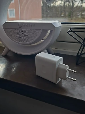 SuperVOOC snabbladdare vit - Vit SuperVOOC snabbladdare med EU-kontakt, perfekt för att ladda din mobil snabbt. Kompakt och stilren design i plast, passar till flera olika mobiltelefoner som stödjer SuperVOOC-teknik. Enkel att ta med och använda hemma eller på resan.