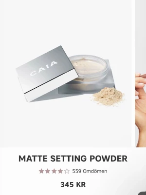 CAIA Matte Setting Powder - Mattande setting powder från CAIA i en stilren, fyrkantig silverfärgad dosa. Pudret är ljust beige och ger en naturlig matt finish. Perfekt för att fixera foundation och hålla sminket på plats hela dagen. Orginal pris 345kr