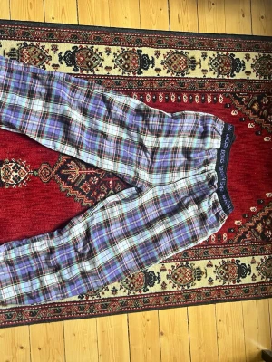 Björn Borg Rutiga pyjamasbyxor  - Rutiga pyjamasbyxor från Björn Borg med blå, lila, vit och grön färg.