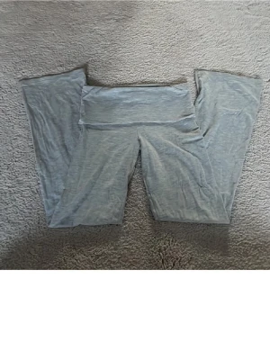 Ljusgrå byxor från Gina tricot - Säljer ett par gråa yogapants från Gina då jag vuxit ur dem fortfarande fint skick💕