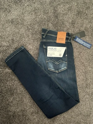 Replay Anbass Hyperflex - Helt nya Replay Anbass Hyperflex jeans i storlek 32. Mörkblåa med sjukt snygg tvätt. Nypris runt 2500kr, mitt pris endast 545kr. Kom privat för fler frågor 