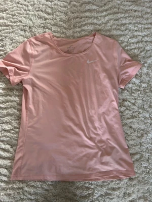 Rosa nike träningströja  - Rosa tränings tröja från nike, skriv om några frågor