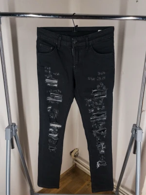 Dsquared2 Jeans - skitsnygga slitna jeans från Dsquared2 i topp skick! Storlek 44 (W28)   billigare vid snabb affär!
