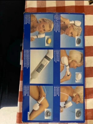 Melissa djupvärmemassageapparat - Elektrisk djupvärmemassageapparat från Melissa. Vit med grå detaljer och ergonomiskt handtag. Flera utbytbara massagehuvuden för olika användningsområden. Perfekt för avslappning och muskelvård hemma. Levereras i originalförpackning.