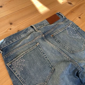 Distressed Sashiko Japan & Denim Jeans Vintage - Riktigt schyssta, egensydda med japansk metod🇯🇵, snygga fades, slimfit, storlek: 32/32🌊  Hör av er vid frågor!🙌🏻