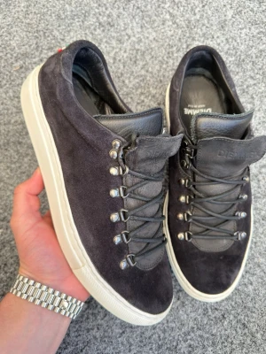 Diemme skor 43 - Säljer dessa riktigt snygga och stilrena diemme skor(made in italy) dem är bra kvalite och hållbara. Dem är size 43. Skick 9/10 inga skador. Skriv vid frågor💯
