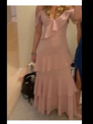 Rosa balklänning med volanger - Säljer min superfina balklänning, står på lappen att de är storlek 42 men passar mig som ofta har xs/s och är 163cm